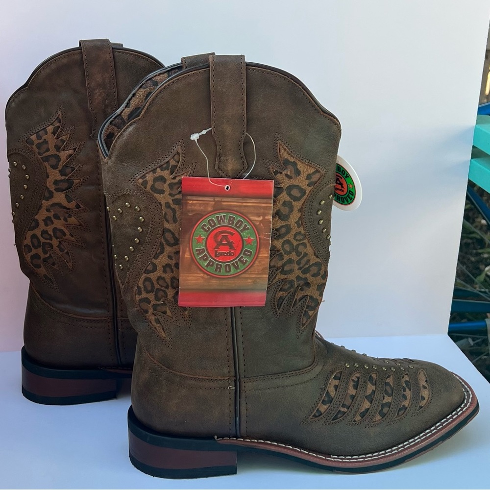 NEW! Woman’s Laredo Leopard print inlay studded boots, size 8.5
